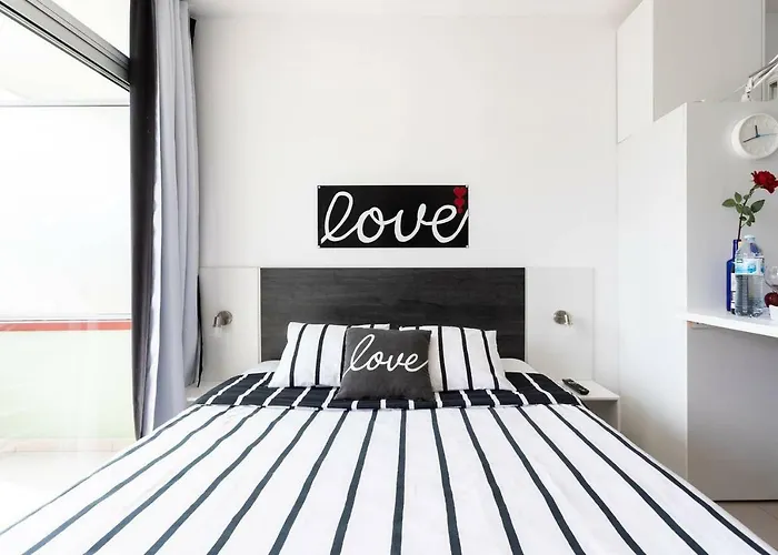 Edificio Maranuelas, Puerto La Cruz, Islas Canarias Tenerife * プエルト・デ・ラ・クルス